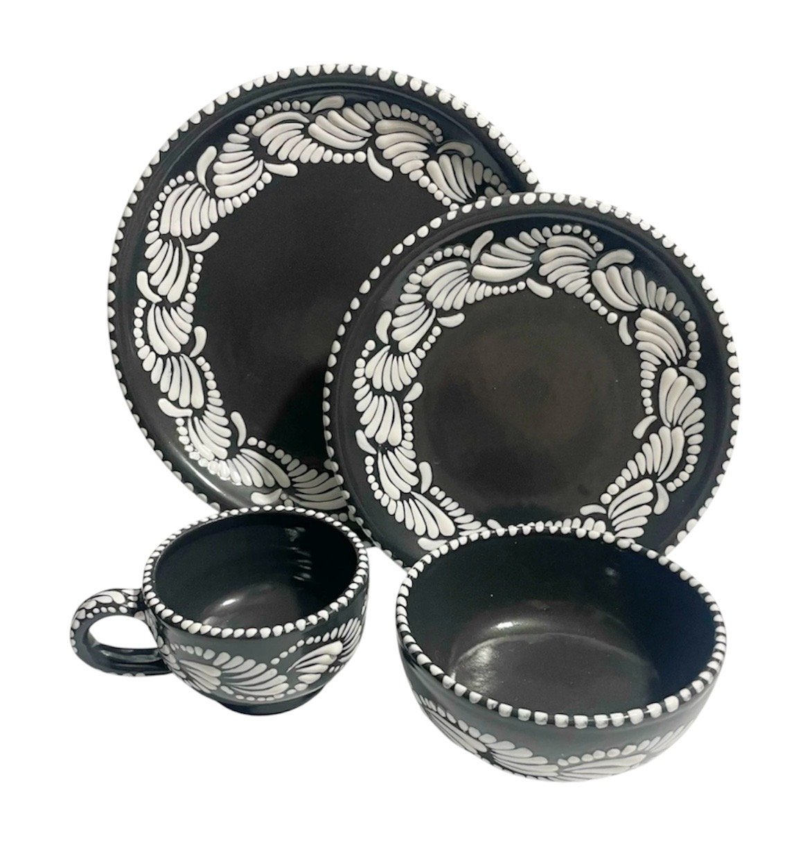 Vajilla Fondo Negro Con Blanco Cenefa Y Puntos En El Borde