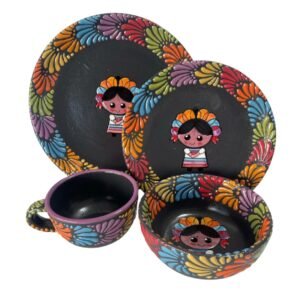 Vajilla Fondo Negro Con Muñeca y Cenefa Multicolor