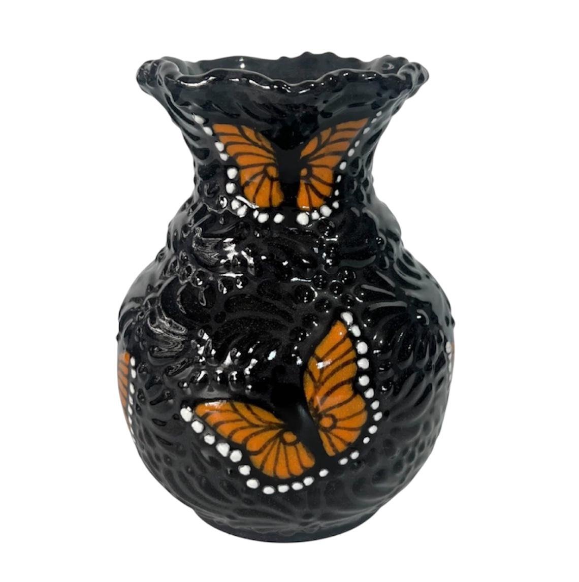 Florero Con Ondas Fondo Negro Con Negro Mik Mariposas