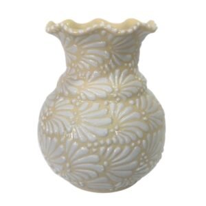 Florero Con Ondas Fondo Blanco Con Blanco Mik