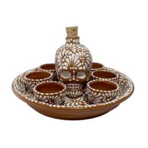 Set Licorera Forma Calavera Fondo Cafe con Blanco Mik